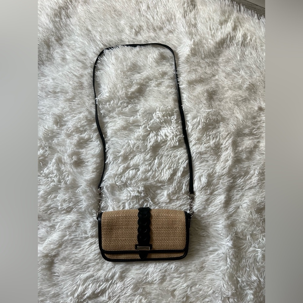 Cole HaanElegant Black and Tan Crossbody Bag